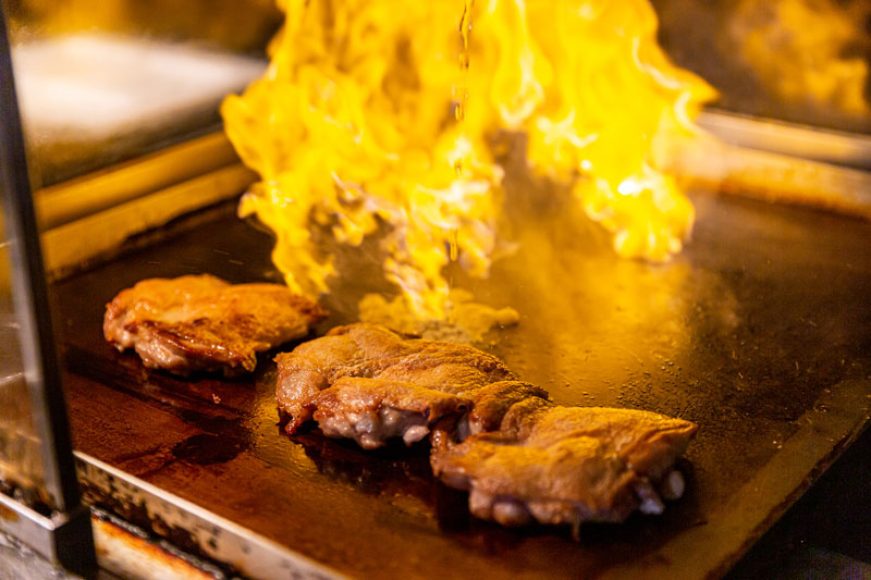 目の前で焼き上げるパリパリチキン