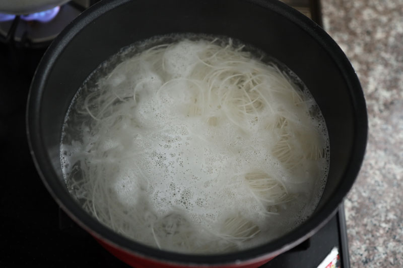 青ねぎを小口切りに切る。そうめんは硬めに茹でて、冷水でよく洗っておく