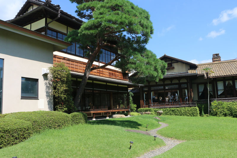 手入れの行き届いた庭を囲むように建つ起雲閣（静岡県熱海市）