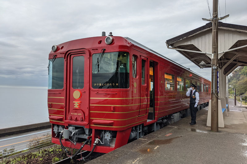 海沿いをのんびり走る伊予灘ものがたり。女性に人気の観光列車です