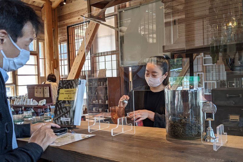 コーヒーやお茶も滞在中必要な量を申告し、コーヒーはその場で豆から曳いてくれる（いい香り～）（ゼロ・ウェイストアクションホテル　HOTEL WHY）