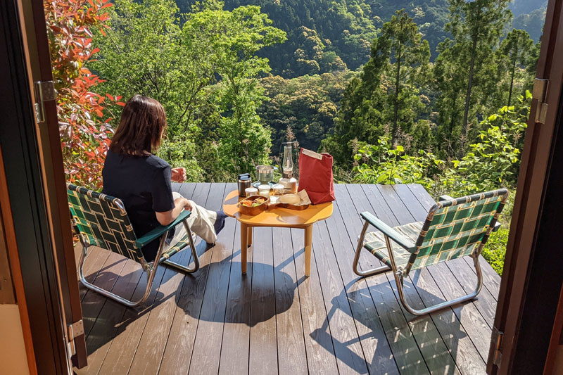 客室のテラスでいただく朝食は格別。ちょっと高めですが景色のよい部屋がおすすめ。（ゼロ・ウェイストアクションホテル　HOTEL　WHY）