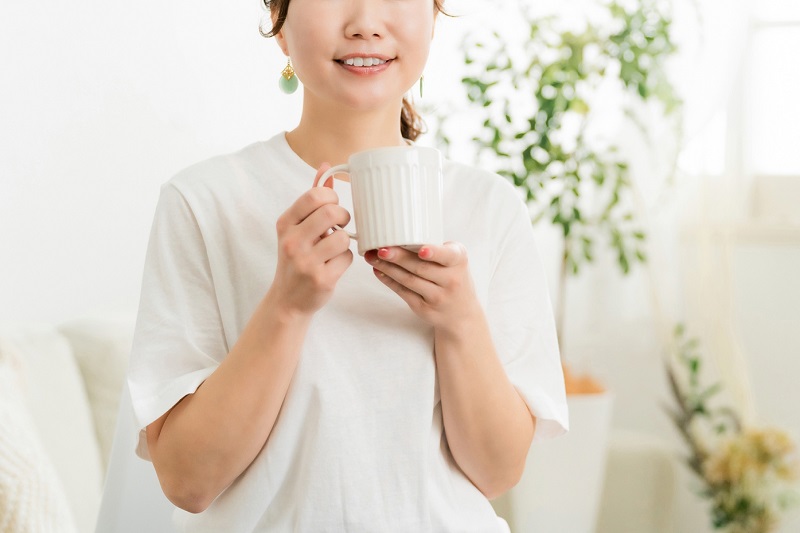 飲み物を飲んでいる女性