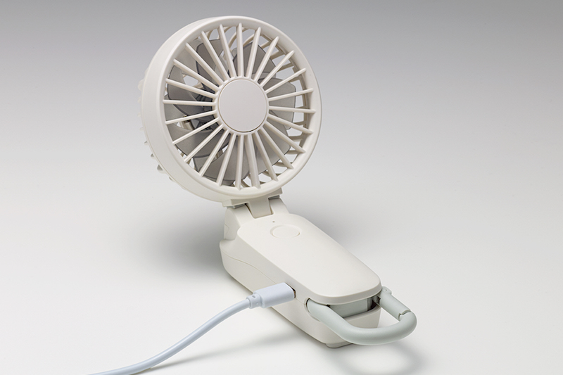 『 Silky Wind 　HANDY FAN S 9ZF031RH』を充電している