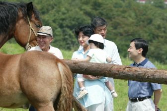 皇后雅子さま、夏のカジュアルスタイル　“シャツアウト”でも上品さを香らせる秘訣とは？