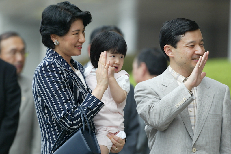 雅子さまは珍しくシルバーのイヤリングをお召しに（2003年8月7日、Ph／五十嵐美弥）