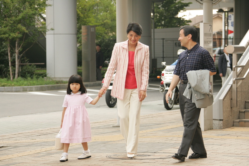 愛子さまもピンクのワンピースで雅子さまと同系色に（2005年8月29日、Ph／JMPA）