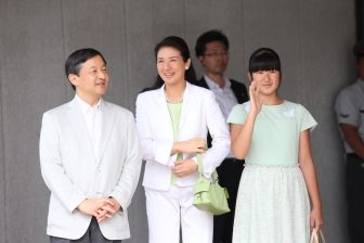 皇后雅子さまの避暑地ファッションは愛子さまとリンク率高め、ポイントは“白”を取り入れること