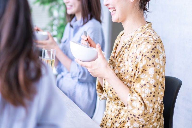 女性数人で食事をしている所