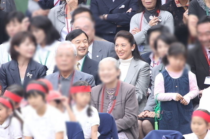 2009年10月の学習院初等科の運動会では、少し肌寒かったのか、ジャケットを羽織られてご参観の天皇陛下と雅子さま