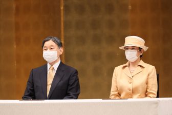 皇后雅子さま、秋を感じさせるオレンジスーツで式典にご出席　白を合わせることで洗練された印象に