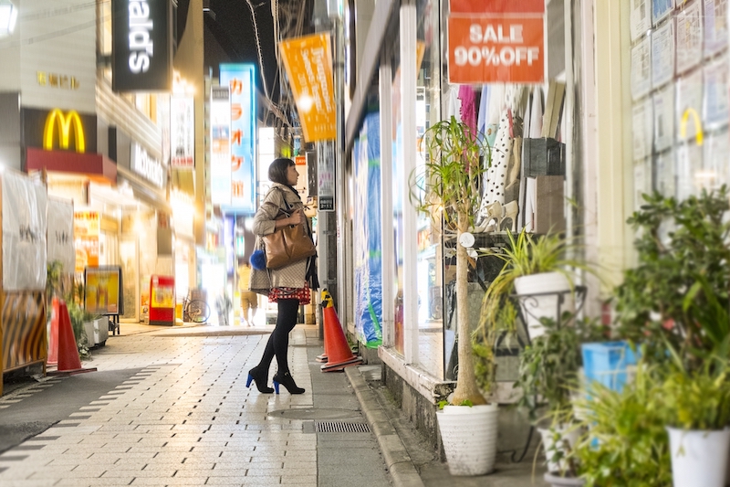 ウインドウショッピングをする女性