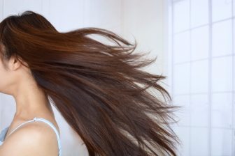 白髪、薄毛…老化を感じやすい「髪」を若々しく！医師がブラッシングをすすめる理由