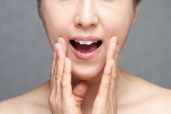 紫外線や表情の動きが、睡眠中のハリ回復にブレーキか　シワ部位で…