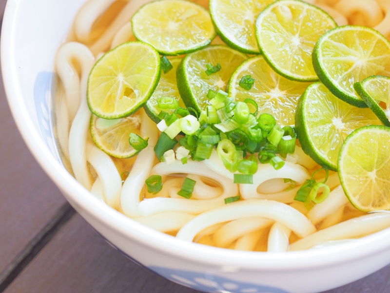 皮ごと食べることができるすだち（Ph／photoAC）