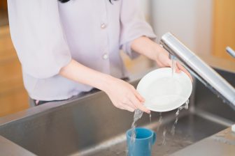 食器洗いのコスト「手洗いより食洗機がお得」は本当？さらに節約する方法も　節約アドバイザーが…