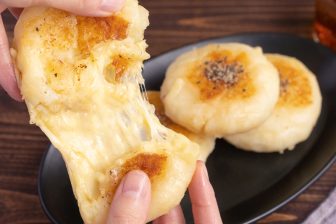 じゃがいもをおいしく食べるには最適！「節約 チーズいももち」【もあいかすみ ラクウマレシピ】