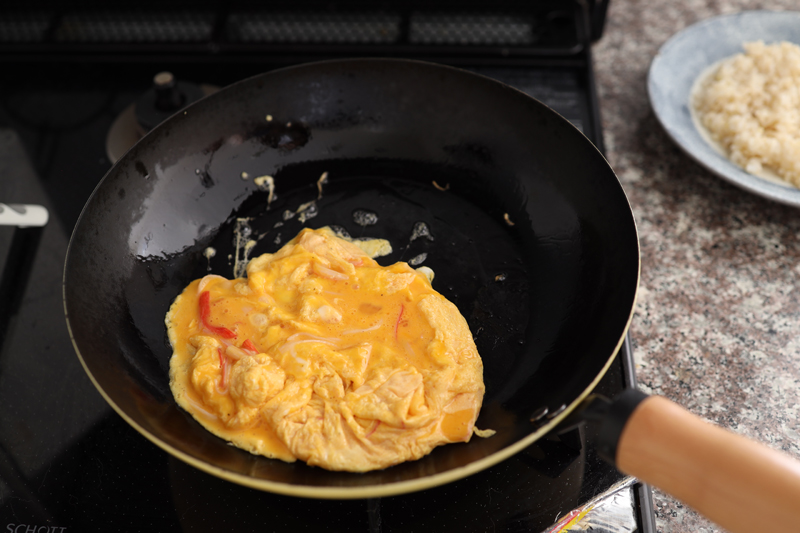 フライパンにサラダ油をひき強火で熱し、半熟状に焼く。ご飯の上にのせる