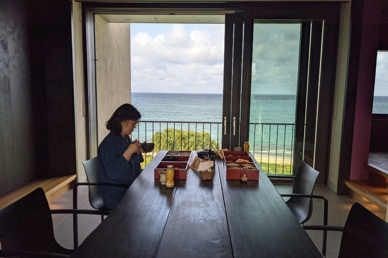 朝食・夕食ともに客室でいただくこともできる（星のや沖縄）