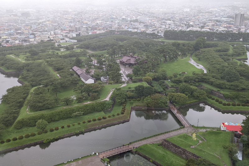 国の特別史跡五稜郭跡。五稜郭タワーから眺めるのはもちろん公園内も見学したい