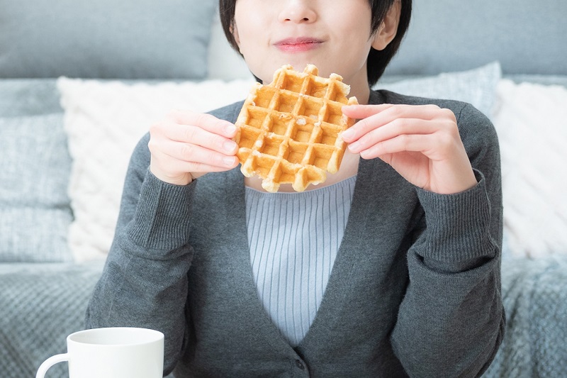 おやつを食べている女性