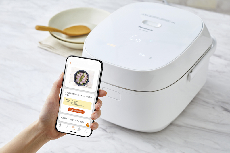 作りたいメニューをスマートフォンの専用アプリから選び、本体に転送することでほったらかしの自動調理が可能