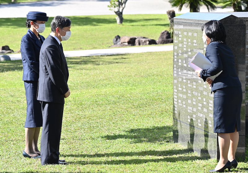 すべての戦没者の名前が刻まれた平和の礎の前で、熱心に説明に耳を傾けられるおふたり（2022年10月22日、Ph／JMPA）