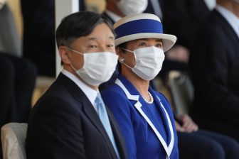 皇后雅子さま、3年ぶりの地方ご公務はお気に入りの「ロイヤルブルー」「バイカラー」でご出席