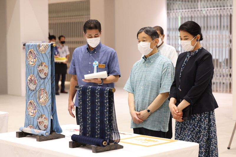 伝統織物などについて説明を受ける（2022年10月23日、Ph／JMPA）