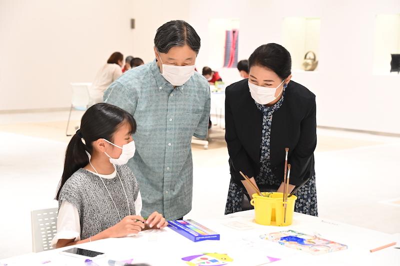 かりゆしのシャツに着替えられた天皇陛下と、かりゆしのワンピースに着替えられた雅子さま