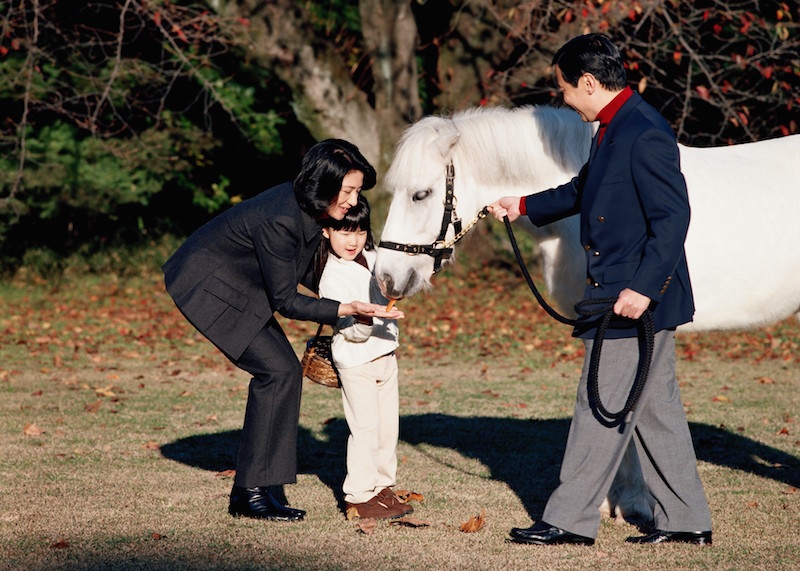 ポニーに餌をあげる愛子さま（2006年11月24日、Ph／宮内庁提供）