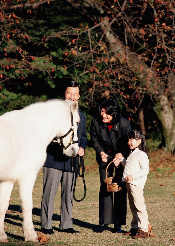 2006年11月、赤坂御用地でポニーに乗られる愛子さまと、インナーの色も形もおそろいの天皇陛下（当時は皇太子）と雅子さま