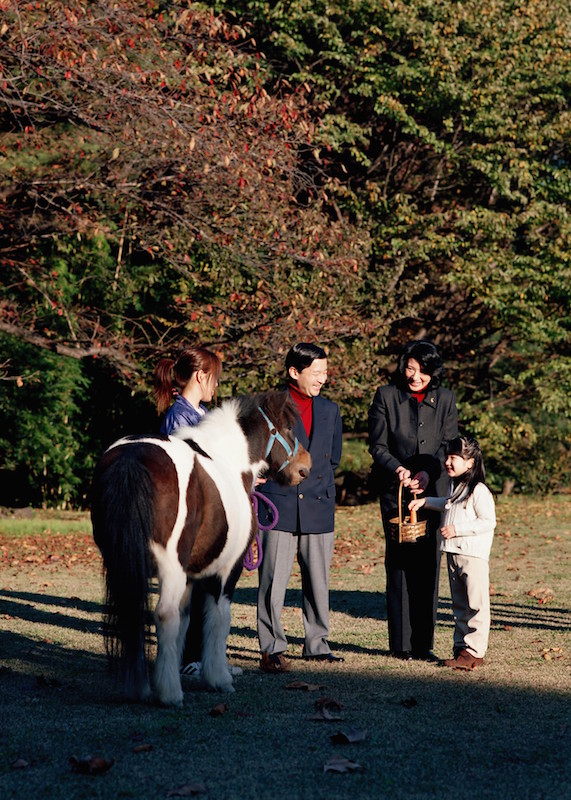 2006年11月、赤坂御用地でポニーに乗られる愛子さまと天皇陛下（当時は皇太子）と雅子さま