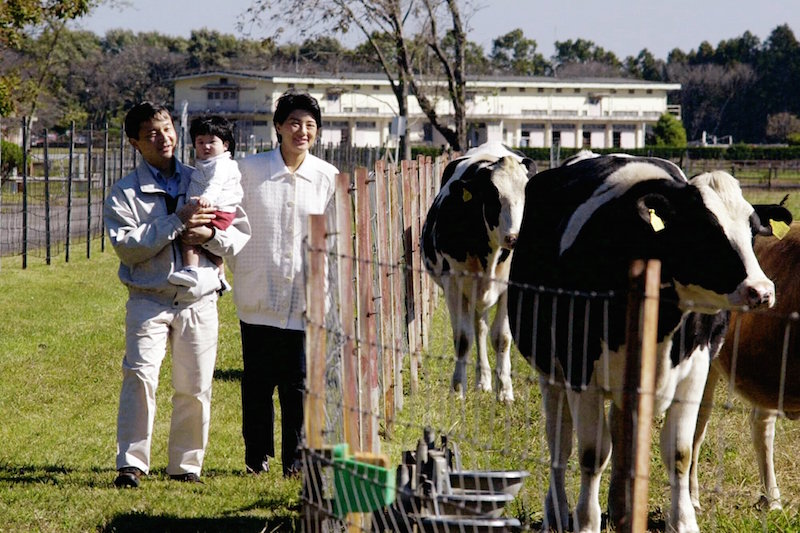 10か月の愛子さまを抱っこして散策される天皇陛下（当時は皇太子）（2002年10月28日、Ph／JIJI PRESS）