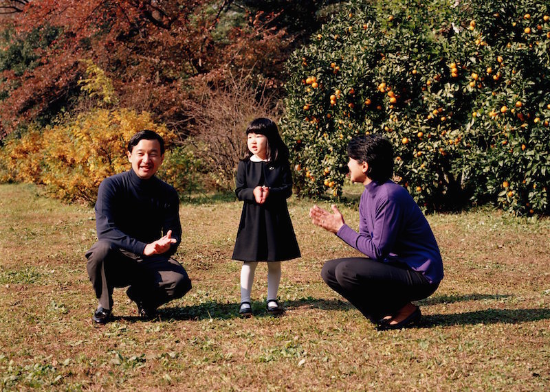 2005年11月、東宮御所で行った愛子さまの4歳の誕生日の記念撮影天皇皇后両陛下と愛子さま