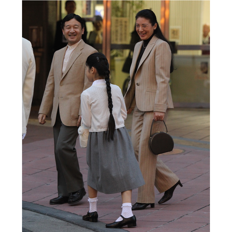 2010年11月、栃木県の御料牧場で静養のため、宇都宮駅に到着された天皇皇后両陛下と愛子さま