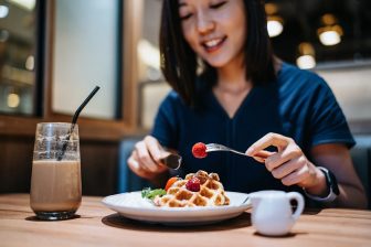 ダイエット成功のカギ「セロトニン」を増やすためには？「スイーツを食べる」「噛む」「泣く」な…