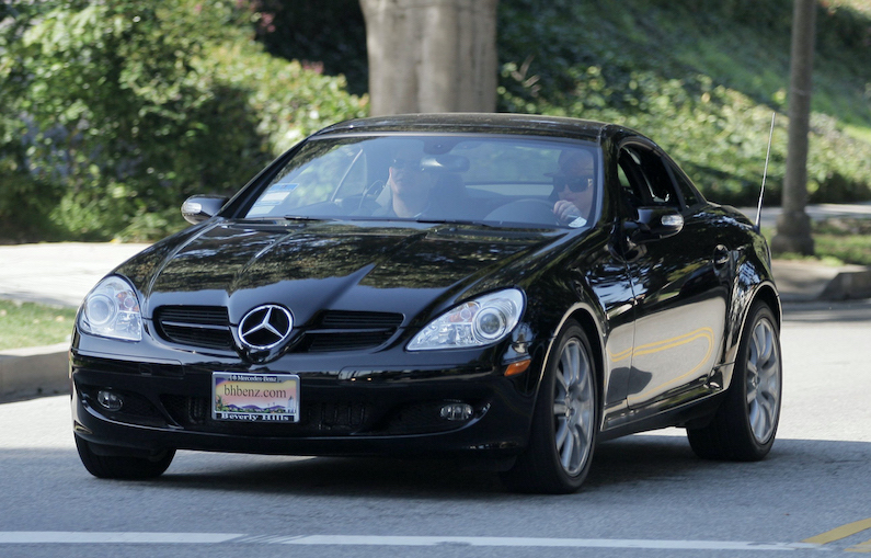 メルセデス・ベンツ「SLK350」を運転するブリトニー（2008年2月6日、Ph：AFLO）