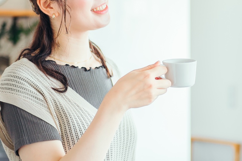 お茶を飲む女性