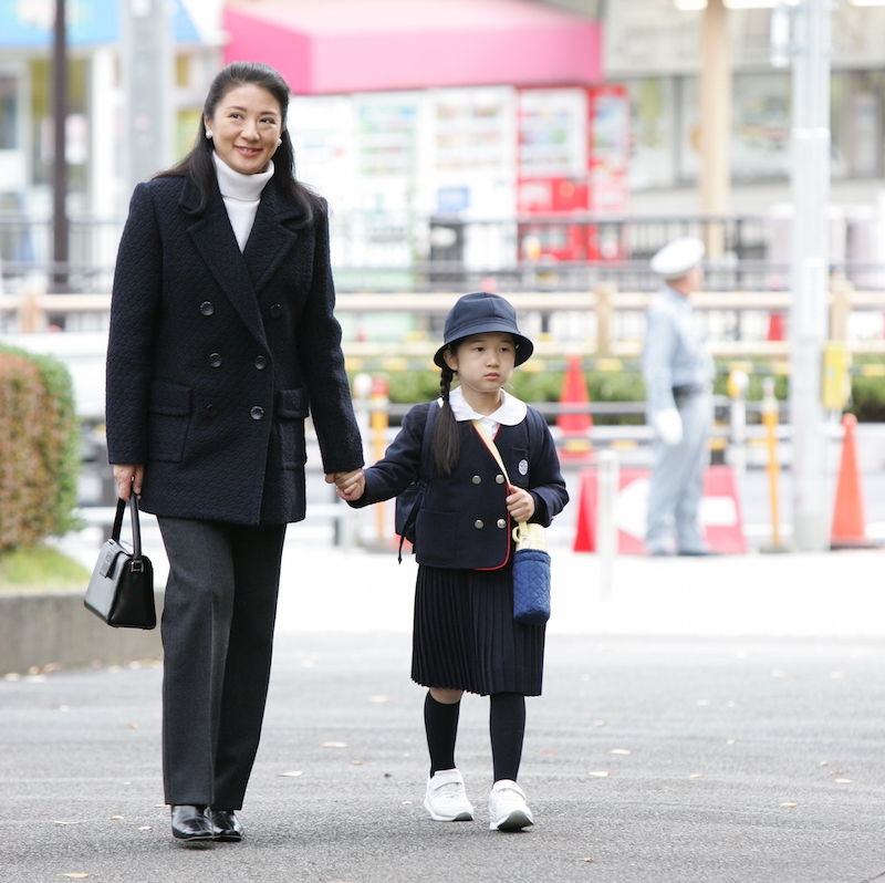 2007年11月、学習院幼稚園の遠足で、多摩動物公園に到着された雅子さまと愛子さま