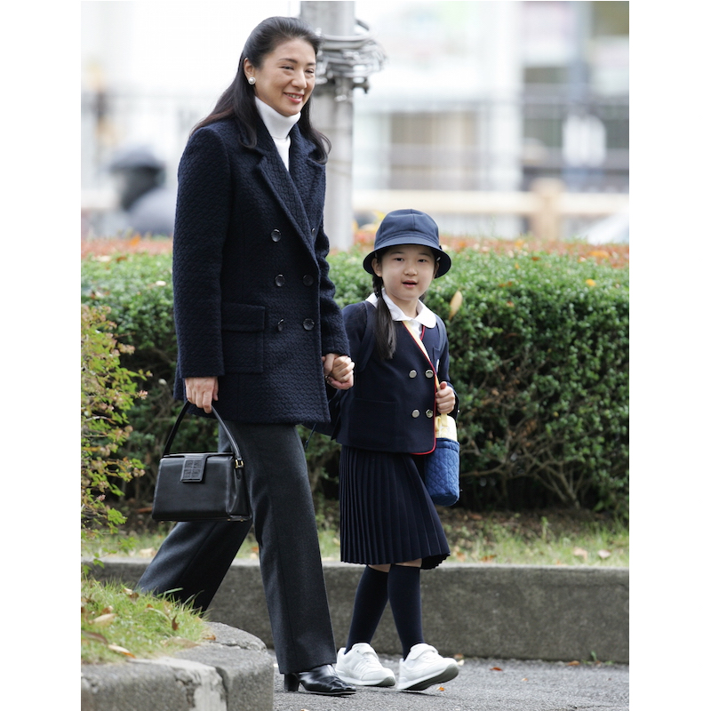 2007年11月、学習院幼稚園の遠足で、多摩動物公園に到着された雅子さまと愛子さま