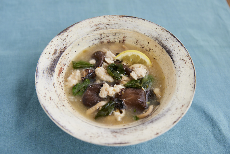 「きのこと鶏ひき肉の塩レモンスープ」（Ph／『自律神経をリセットするきのこのスープ』（アスコム）より）