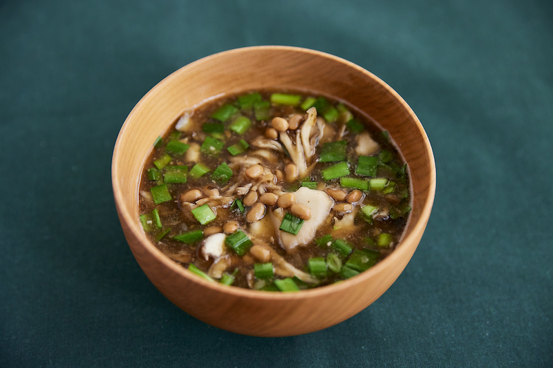 「にら納豆ときのこの味噌汁」（Ph／『自律神経をリセットするきのこのスープ』（アスコム）より）