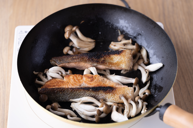 ホワイトソース不要！時短で濃厚な味わい「鮭ほうれん草のクリーム煮」