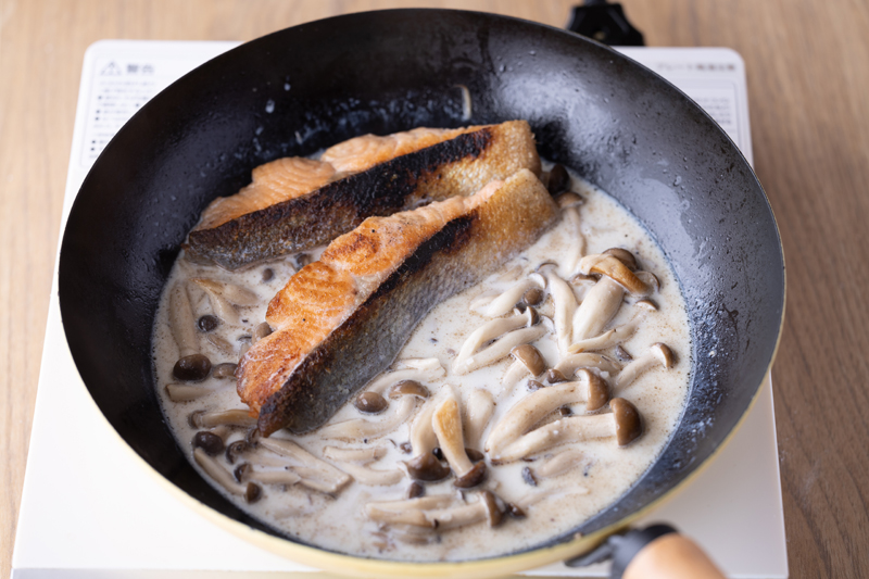 ホワイトソース不要！時短で濃厚な味わい「鮭ほうれん草のクリーム煮」