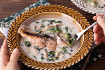 ホワイトソース不要！時短で濃厚な味わい「鮭ほうれん草のクリーム煮」【もあいかすみ ラクウマレ…