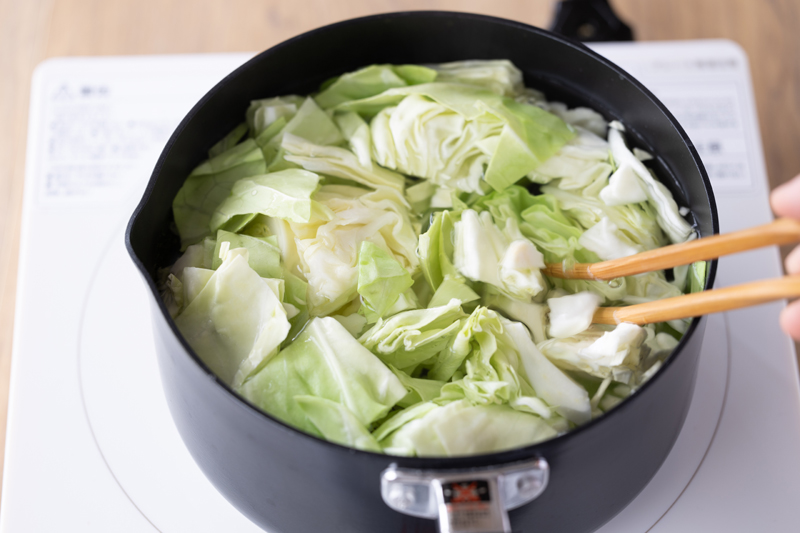 鍋の8分目くらいまで水を入れ（分量外）、お湯を沸かす。沸いたらキャベツを入れて1～2分煮て取り出す