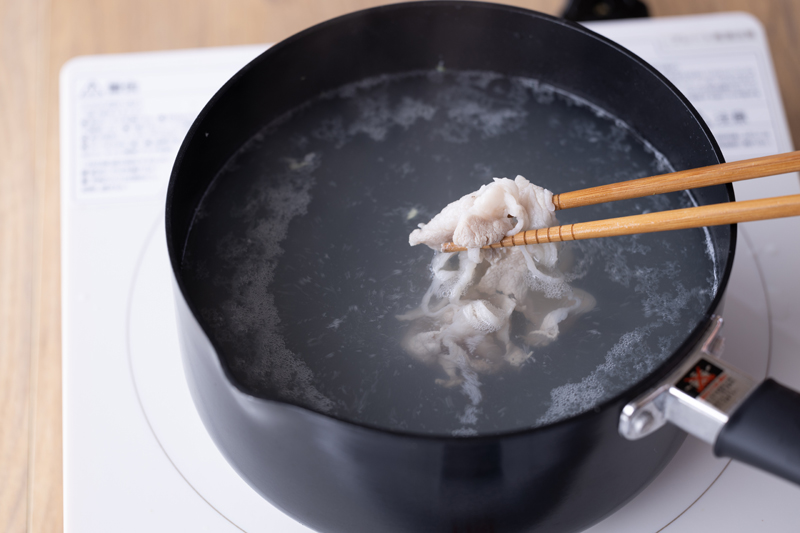 キャベツを茹でた鍋に豚肉を入れて、しゃぶしゃぶして色が変わったらすぐ取り出す。【3】【4】を皿に盛り、【2】をかけたらでき上がり