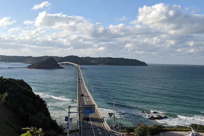 角橋大橋。晴れていれば海がエメラルドグリーンに輝く（山口県）