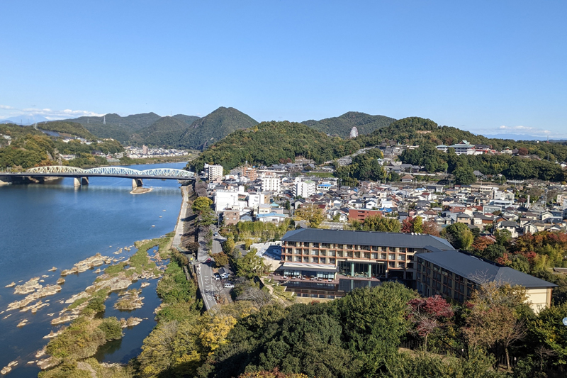 犬山城の天守から、木曽川と右下にホテルインディゴ犬山有楽苑を望む